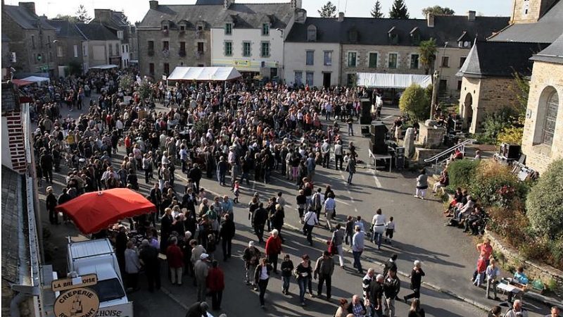 Peillac place église