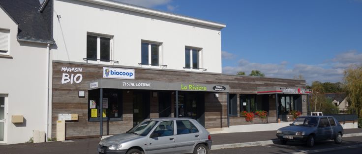 Commerces dans bâtiment Nostang