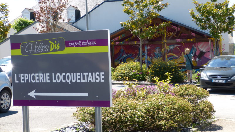 Locqueltas : supérette communale sur la place de la mairie