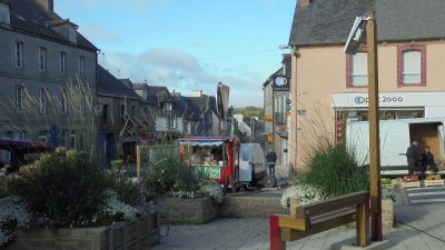 Deux bancs connectés, co-fi nancés par la commune et l’intercommunalité, ont été mis en place dans le bourg. On peut y recharger son téléphone et accéder à la wi-fi gratuitement.